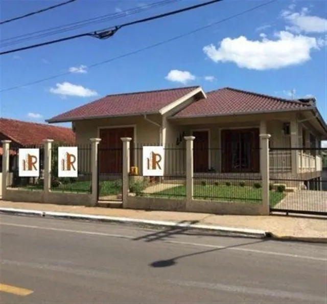 Fachada de uma casa residencial em Lajeado, Brasil, com cerca e muro.