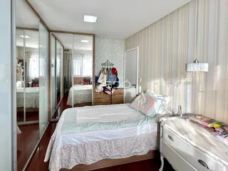 Quarto com cama e armário de parede em um imóvel.