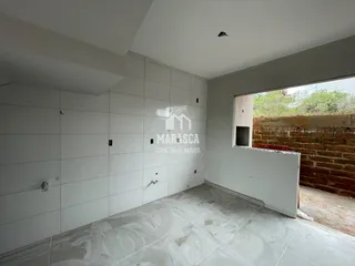 Parede interna com piso de cerâmica em uma residência.