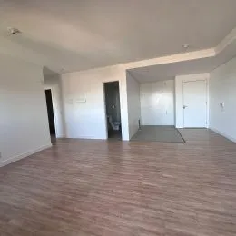 Sala de estar com piso de madeira clara.