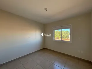 Ambiente interno com piso de cerâmica e janela.