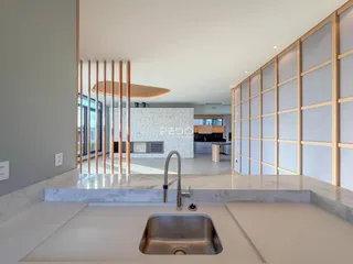 Uma cozinha moderna com bancadas de mármore e detalhes em madeira.