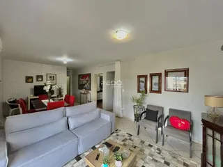 Sala de estar com sofá e decoração em um imóvel no Brasil.