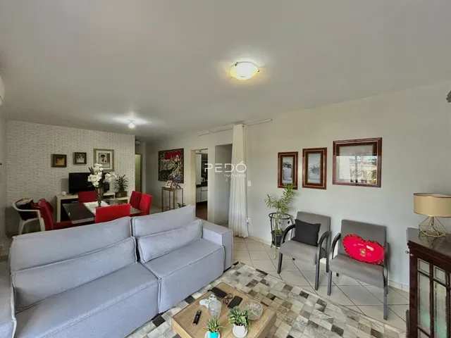 Sala de estar com sofá e decoração em um imóvel no Brasil.