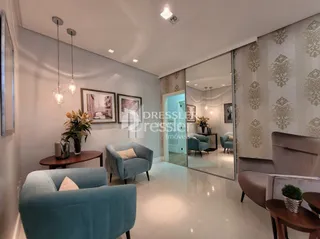 Uma sala de estar com paredes claras e papel de parede decorativo.
