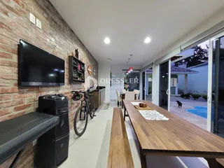 Ambiente interno com parede de tijolos aparentes e piso claro.