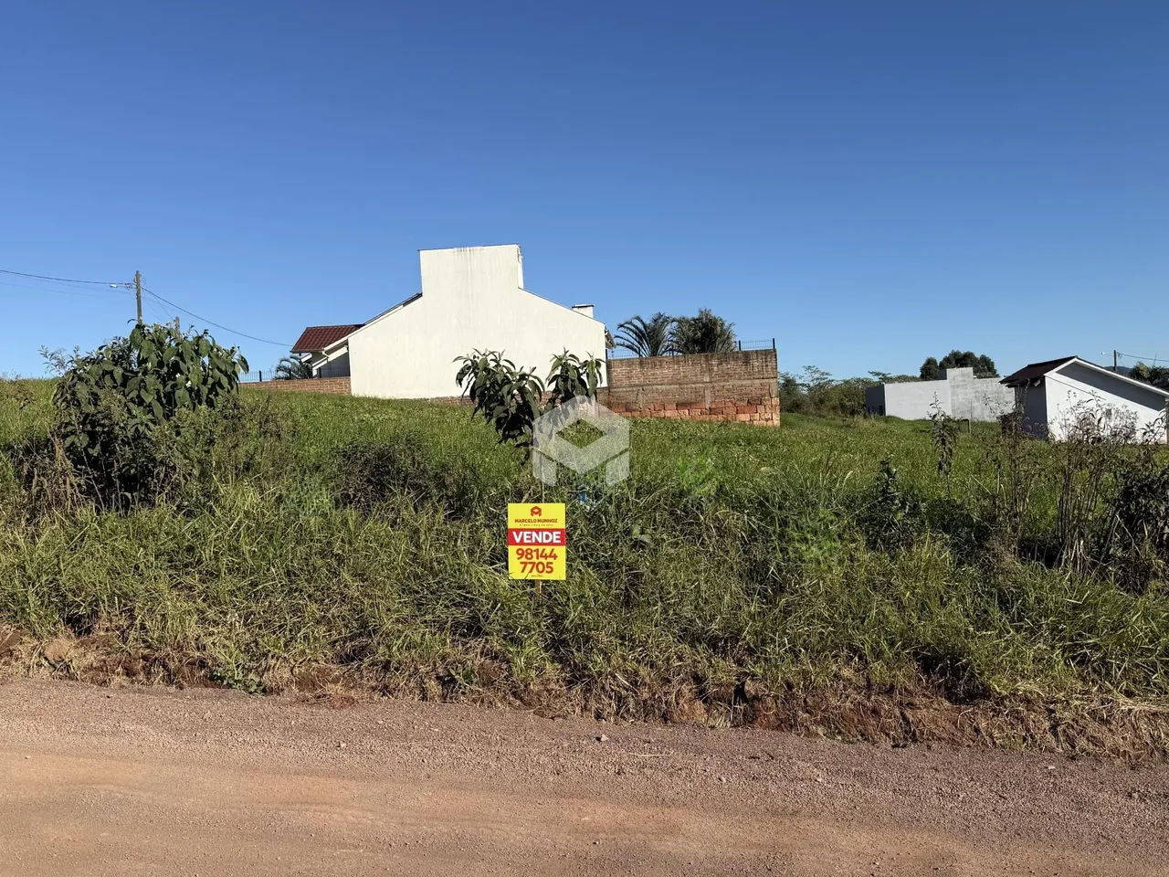 Vista externa de uma residência em uma área com vegetação densa.