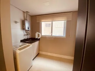 Vista interna de um corredor com parede clara e janela.