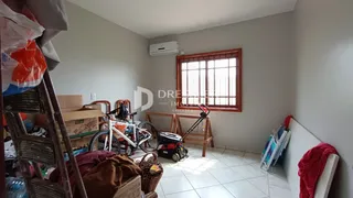 Interior de uma sala com janela de madeira em Lajeado, Brasil.