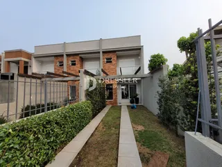Fachada de uma residência em Lajeado, Brasil, com jardim e cerca.