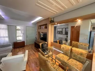 Sala de estar com piso de madeira e forro de madeira.