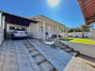 Fachada de uma casa em Lajeado, Brasil, com área pavimentada e jardim.