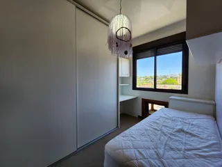 Um quarto com cama grande e janela que oferece uma vista da paisagem externa.