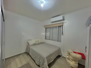 Quarto com cama e janela em ambiente claro.