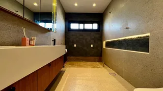 Hall de entrada com revestimento de parede e iluminação embutida.