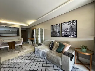 Sala de estar com sofá e decoração de parede.
