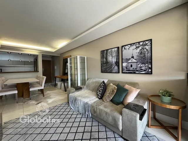 Sala de estar com sofá e decoração de parede.