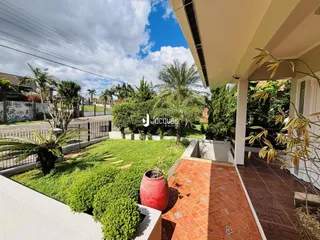 Vista do jardim e pátio de tijolos de uma propriedade em Lajeado.