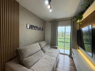 Sala de estar com sofá e janela que oferece uma vista externa.