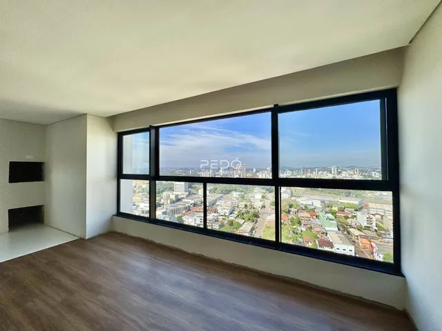Sala com grande janela oferecendo vista panorâmica da cidade.