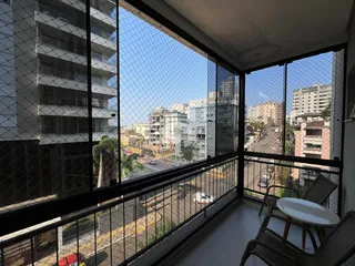 Vista da varanda de um apartamento em Lajeado, Brasil, com vista para a cidade.