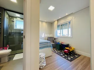 Quarto com piso de madeira clara e janela em um imóvel no Brasil.