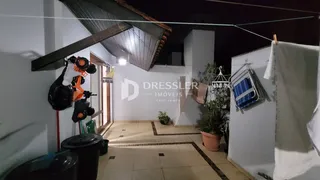 Interior de uma área com piso de cerâmica e vigas expostas.