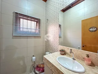 Foto de um banheiro com revestimento de cerâmica e bancada de granito.
