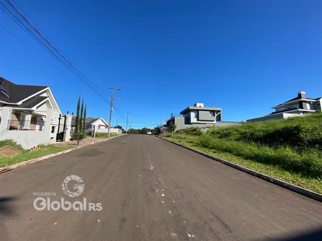 Vista da rua em Lajeado, Brasil, mostrando casas e vegetação.