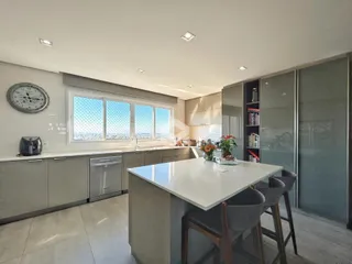 Cozinha moderna com vista para a paisagem.