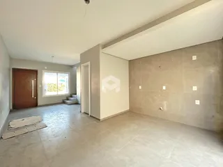 Interior de uma área com piso de concreto e porta de entrada.