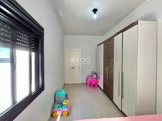 Hall da casa com janela e armário em ambiente interno.
