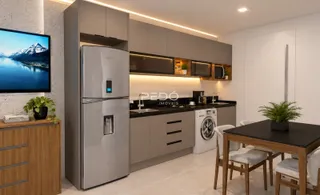 Esta é uma foto de uma cozinha moderna com armários e eletrodomésticos.