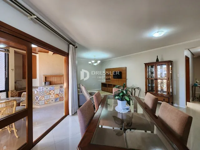 Sala de estar com portas de madeira e móveis de madeira.