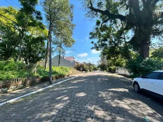Vista de uma rua pavimentada em Lajeado, Brasil.