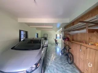 Vista interna de um corredor com parede de madeira em uma residência.