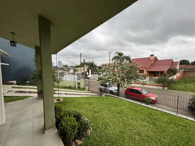 Vista externa de uma propriedade residencial em Lajeado, Brasil, mostrando o jardim e a cerca.