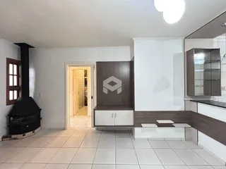 Foto de uma sala de estar com piso de cerâmica e painéis de madeira.