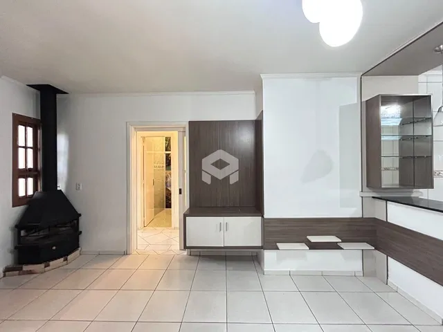 Foto de uma sala de estar com piso de cerâmica e painéis de madeira.