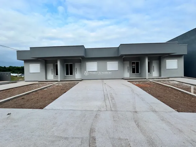 Fachada moderna de uma casa em Lajeado, Brasil, com entrada de concreto.