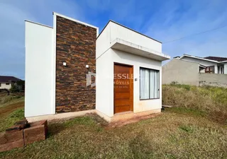 Fachada de uma casa em Lajeado, Brasil com revestimento de tijolo aparente.