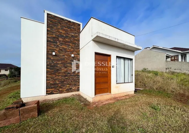 Fachada de uma casa em Lajeado, Brasil com revestimento de tijolo aparente.