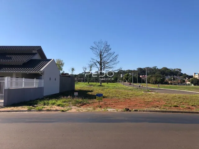Fachada de uma residência com jardim e cerca em Lajeado, Brasil.