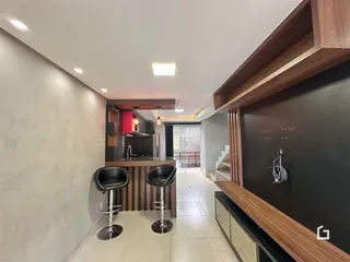 Vista de um ambiente interno moderno com cozinha e área de passagem.