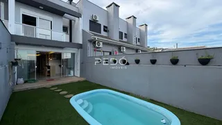 Fachada de um imóvel residencial com piscina e jardim em Lajeado.