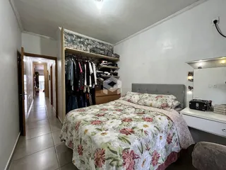 Quarto com cama e armário em um apartamento no Brasil.
