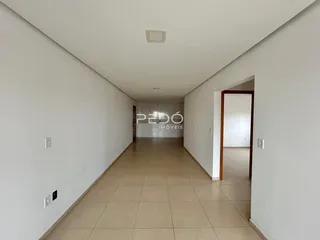 Corredor interno de uma residência com piso de cerâmica clara.