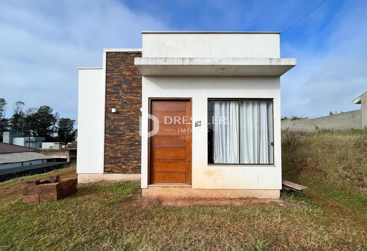 Fachada de uma residência em Lajeado, Brasil, com revestimento de tijolo aparente.