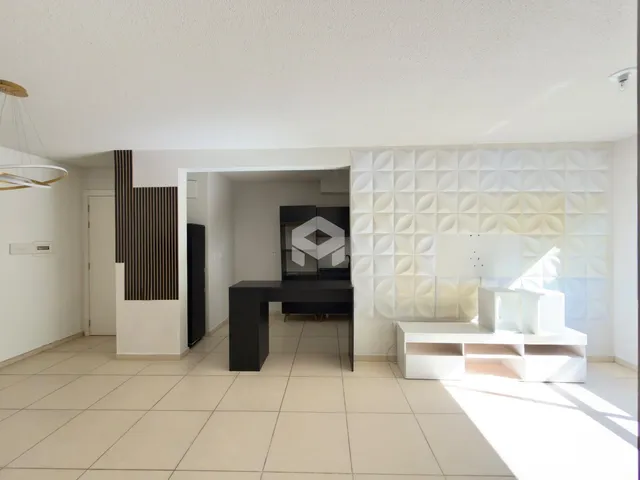 Foto de um ambiente interno com piso de cerâmica e paredes brancas.