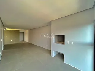 Hall de entrada de um imóvel em Lajeado com piso de cerâmica.